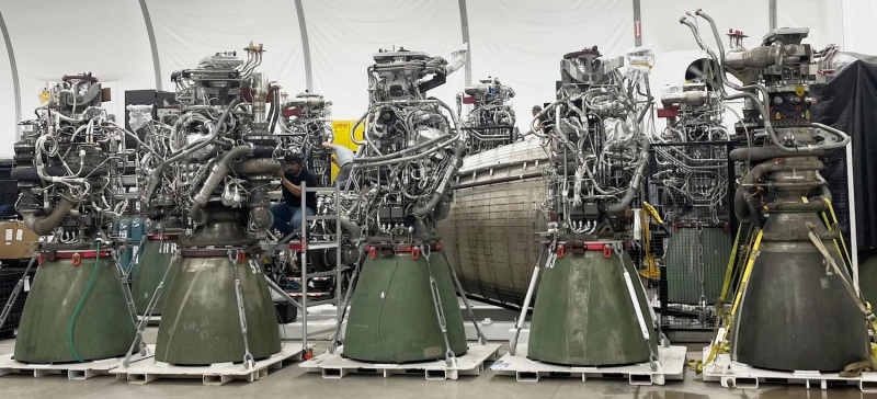 В своем письме к сотрудникам SpaceX Илон Маск оценил ситуацию с производством двигателей Raptor как “катастрофическую”. Фото из твиттера Илона Маска
