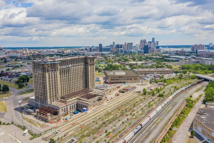 Ford и Google превратят заброшенный вокзал в Детройте в центр разработки электромобилей и систем автономного вождения